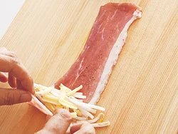 もやしは生のまま使い、歯ざわりのよい食感を残す。巻くときは、もやしができるだけはみ出ないように、豚肉で全体をおおって。