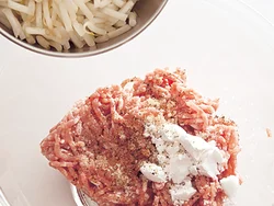 もやしは短く切ってからひき肉と混ぜる。こうするとだんごに丸めるときに、まとめやすい。