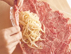 のばした肉でもやしを包んでボリューム満点に。もやしにしょうゆとにんにくで下味をつけておくと、パンチがきいた味になる。