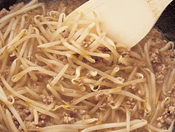 もやしは、しんなりするまで煮ることがポイント。ひき肉のうまみが出たスープがしみこんでおいしくなる。