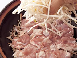 ごぼうをいちばん下に入れ、上にとり肉をのせてうまみを吸わせる。もやしは歯ごたえよく仕上がるようにいちばん上にのせる。