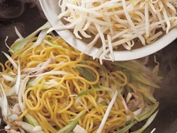 中華麺は２人分で１玉。もやしは、麺を炒めてしっかりほぐれたところに加え、歯ざわりよく仕上げる。