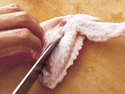 手羽先は、切り目を入れると火の通りが早くなるうえ、食べやすくなる。