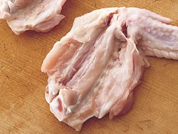 手羽先は、切り目を入れて厚みを均一に開くことで、火の通りが早くなるうえ、食べやすくなる。