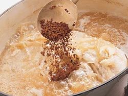 豚肉を煮込むときにインスタントコーヒーを加えると、コクがアップする。