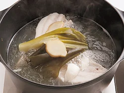にんにく、しょうが、長ねぎの青い部分を豚肉と一緒に煮て、臭みを取る。