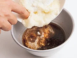 漬けだれにりんごのすりおろしを加えて、やさしい酸味と甘みをプラス。