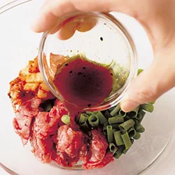 あんの味つけは、市販の焼き肉のたれでOK。簡単でうまみもプラスできる。好みのものを使って。