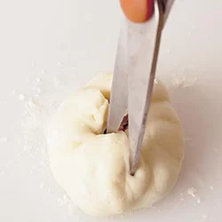 十字に切り込みを入れると、蒸し焼きにするとき生地が開き、具が見えて華やかに。