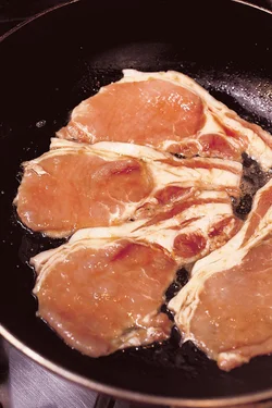 【笠原流「豚のしょうが焼き」の掟】其の三、肉は重ねず並べて焼くんだ