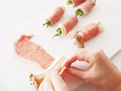 エリンギやいんげんは火が通りやすいので下ゆでいらず。広げた豚肉の手前にのせてくるくると巻いて。