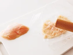 とり肉はめん棒でたたいて厚みを半分くらいにすると、筋が切れてやわらかくなるうえ、火の通りも早くなる。