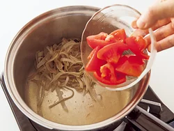 牛肉と相性のいいトマトを加えて、いつものすき煮に甘みをプラス。彩りもよくなり食欲をそそる見た目に。