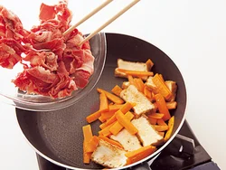 短時間で火が通る牛肉は、にんじん、厚揚げにしっかり火を通してから加えて。ほかの材料を端に寄せて加えると炒めやすい。