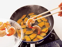 かぼちゃを煮た水分が残ったところにえびを戻し入れると、チリソースとからまってちょうどよいとろみになる。