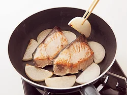 ぶりとともに大根もしっかり焼きつけておくと、こうばしく仕上がる。フライパンのあいたところに並べて。