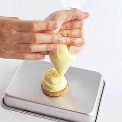 ポリ袋ではなく、しっかりした密閉袋の角を切ると絞り出し袋代わりに。