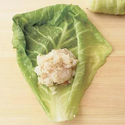 えびは半量を細かくたたき、残りをまるごと包むと、うまみが出て、ボリューム感もあるロールキャベツに。キャベツの軸も細かく刻んでたねに混ぜて。