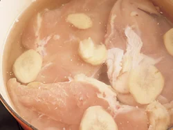 とり肉は水からゆでて、沸騰したら火を止め、余熱で火を通す。にんにく、しょうがを入れて香りをつけて。