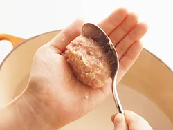 スプーンと手を使うと、きれいに丸められる。形がくずれないように静かに湯に入れて。