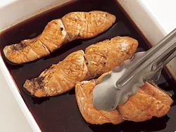 こんがりと焼き目をつけた鮭を漬ける。熱いうちに漬けることで味がしみこみやすくなる。