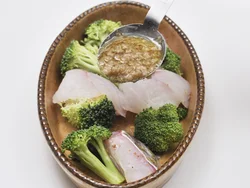 バーニャカウダにしっかり味があるので、具を並べたら味つけはソースだけでOK。