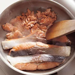 水分をとばしながら、鮭の身をほぐしていく。皮や骨は取り除いて。