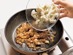 カレー粉の粉っぽさがなくなり、にんにく、しょうがの香りが立つまでしっかり炒めてからカリフラワーを加える。