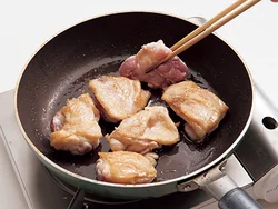 とり肉は煮汁で煮込む前に表面をしっかり焼きつけることで、うまみを閉じ込める効果がある。