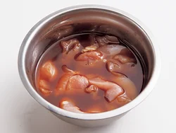 酒を多めに入れたたっぷりの漬け汁に長めに漬けておくことで、むね肉でも揚げたときにやわらかく仕上がる。