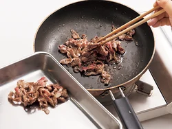 牛肉は加熱し過ぎるとかたくなりやすいので、最初にさっと炒めて取り出し、あとで戻し入れる。