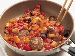 ミートボールを戻し入れるときに、野菜でミートボールをおおうようにして蒸し煮にすると、肉のうまみが野菜に移りやすい。