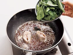 煮汁が煮立ったところに、ほうれん草を加える。ほうれん草は下ゆでせずに生のまま加えてOK。