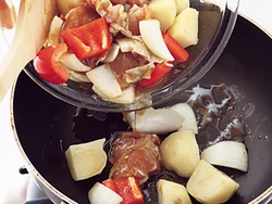とり肉と野菜にたれをからめ、たれごとフライパンに入れて炒めるだけ。肉はやわらかく、野菜にもしっかり味がついたコクのある炒めものになる。