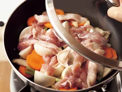 根菜を並べてから、とり肉をのせて蒸し煮に。肉はじんわり火が通るのでやわらかく仕上がり、野菜は肉のうまみを吸っておいしくなる。