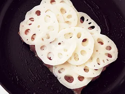 れんこんをのせるのでひき肉が蒸し焼き状態になり、パサつかず、しっとり仕上がる。