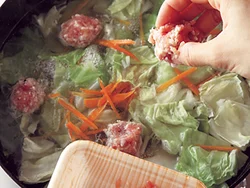 トレイのひき肉を指でつまんでひとまとめにするので、洗いものが減る。もも肉を使うと、煮汁にうまみが出る。