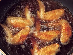 黒酢を加えた煮汁で煮込むことで肉がやわらかくなり、骨離れもよくなる。