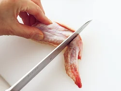 食べやすいように先端を落とし、身の側に切り目を入れ火の通りをよくする。落とした先端からもだしが出るので、水から煮てスープをとっても。