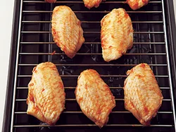 焦げつきを防ぐためにたれを拭き取って焼き、焼き色がついたら、再度たれをぬる。