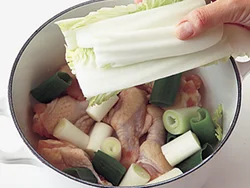 手羽元、野菜、水は一度に鍋に入れてOK。手羽元は水から煮ることで、うまみが出やすくなり、野菜は煮汁を吸っておいしくなる。
