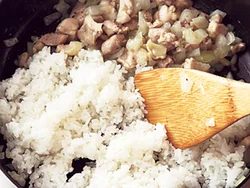 油をご飯にからめるように炒めるとパラリと仕上がる。
