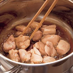 しょうゆや砂糖をからめてとり肉にしっかり味つけ。