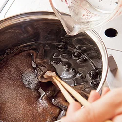 煮汁が減ったら水を足し、豆が空気に触れないように煮る。