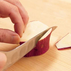 さつまいもの皮は厚めにむくと、きれいな色に仕上がる。