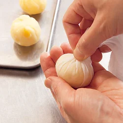 茶きんに絞って見栄えよく仕上げて。ラップを使ってもＯＫ。