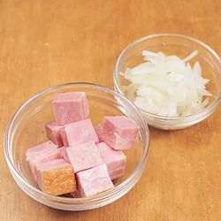 かたまりのベーコンは大きめに切り、玉ねぎとは少し時間差をつけて投入すると、きれいに生地に混ざり、味わいも生きる。