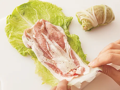 白菜の軸をそぐことで、厚みが均一になり肉が巻きやすくなる。そいだ軸も一緒に巻くので食べごたえもアップ。