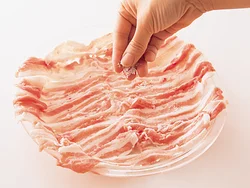 味の決め手となる塩は、重ならないよう広げた豚肉にまんべんなくふり、しっかり味をつけて。