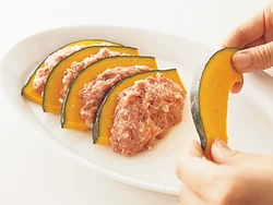 かぼちゃとひき肉は少しずつずらしながら重ねていくと、電子レンジの加熱むらができにくい。